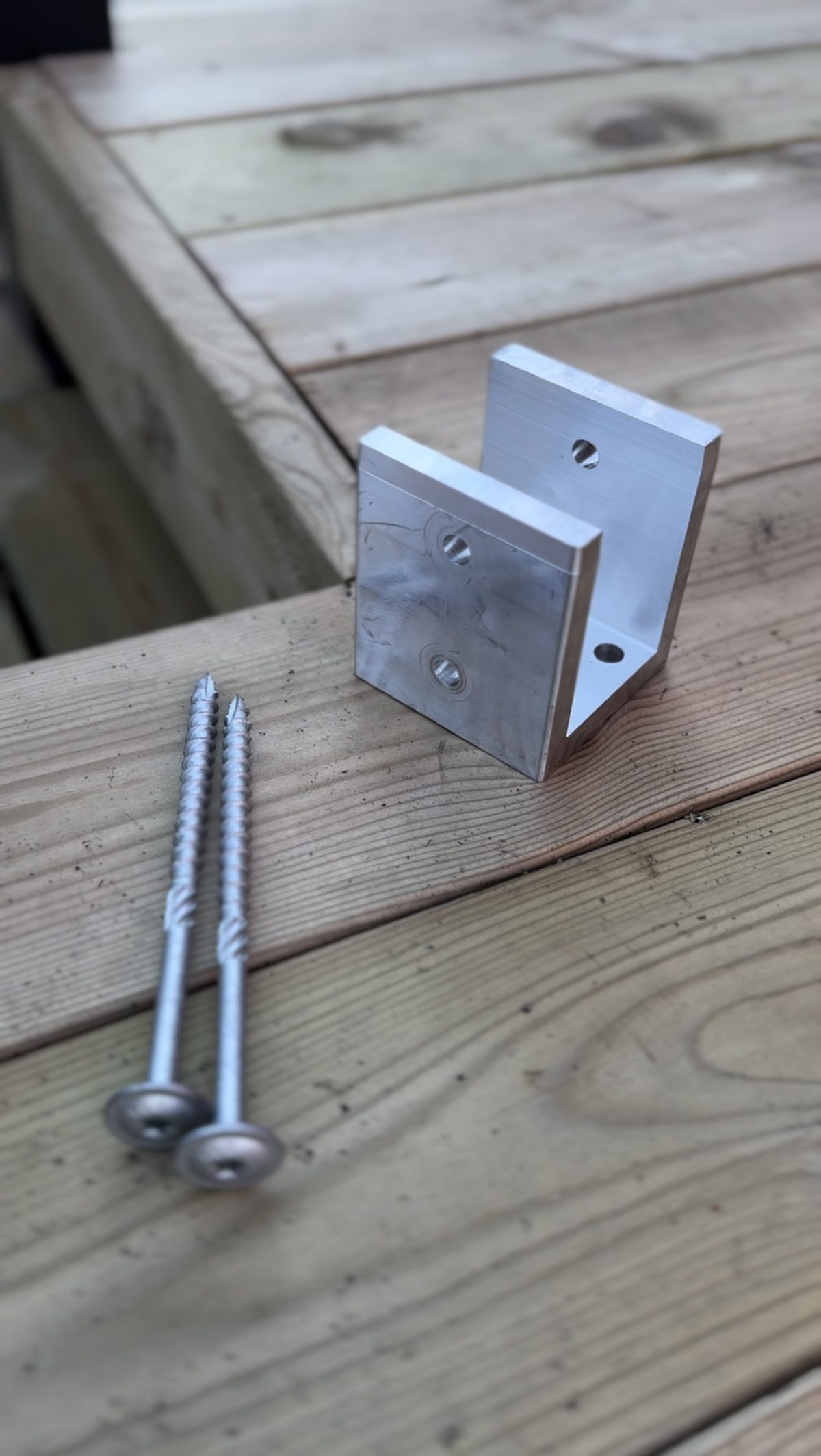 Surface mounted fence foot for fence post - Image 2